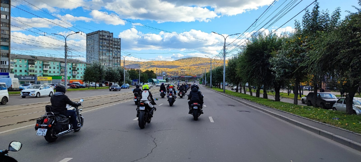 Сотни мотоциклистов проехали колонной по улицам Красноярска.jpg