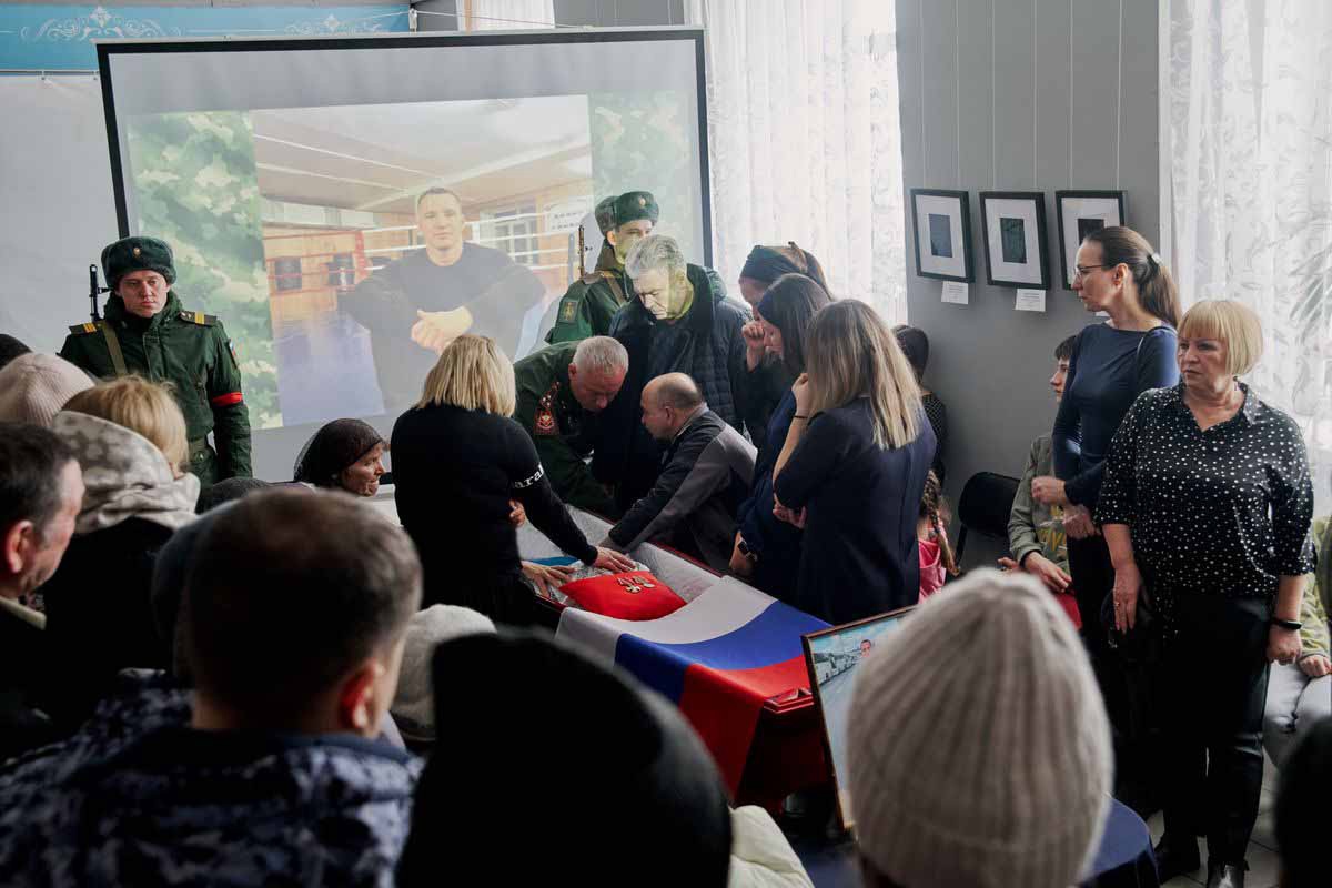 Украина последние новости на сегодня 09.03 2024. Прощание с погибшими в Красноярске. Прощание с солдатом. Прощание с военными погибшими в зале.