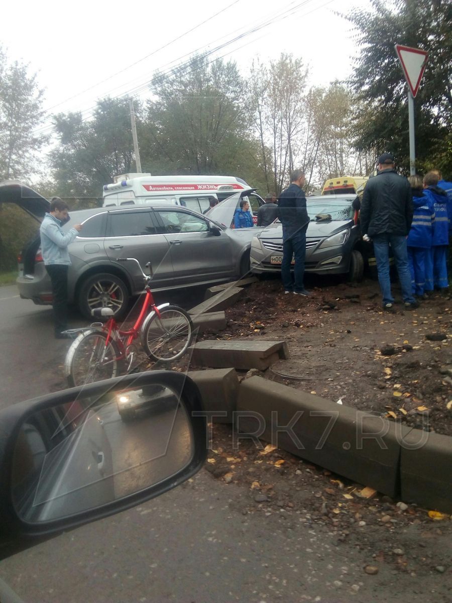 Девушка за рулем «Делимобиля» не уступила «Поршу» и пострадала в ДТП вместе  с пешеходом (фото) — Новости Красноярска на 7 канале