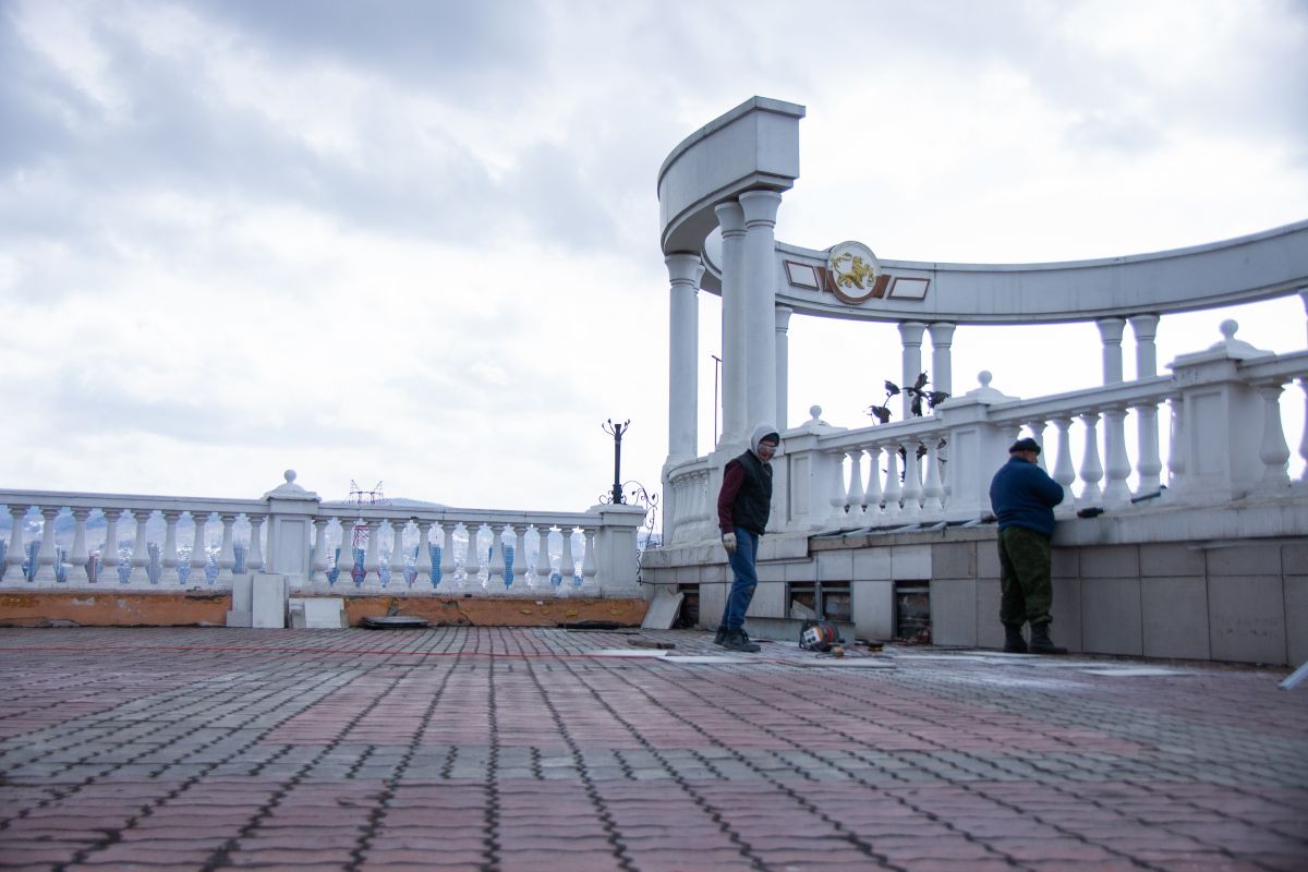 В Красноярске ремонтируют виадук у Центрального парка.jpg