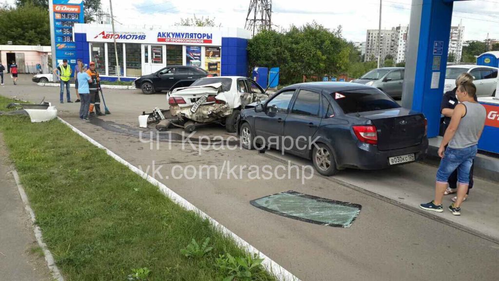 Хонда въехала в заправку Екатеринбург.