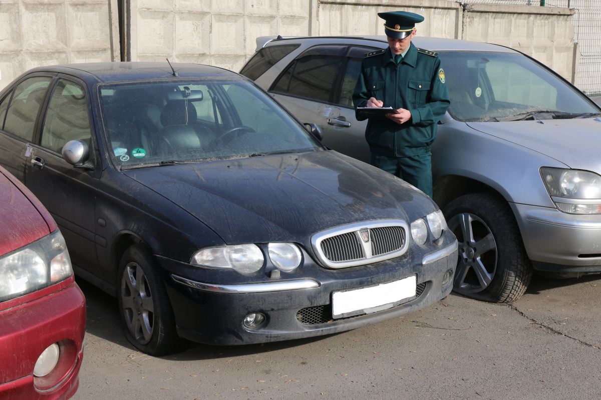 Должностное лицо Красноярской таможни осматривает автомобиль.JPG
