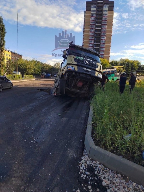 На ул. Калинина грузовик провалился под землю.jpeg