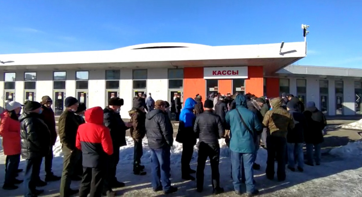 Очередь болельщиков в кассыg