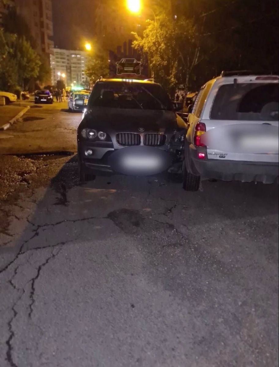 В Красноярске водитель BMW повредил машины на парковке и пытался применить оружие.jpg