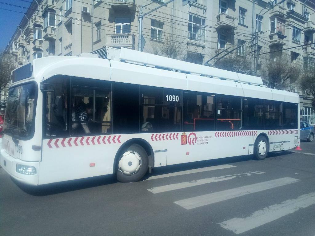 В Красноярске троллейбус сбил 86-летнюю пенсионерку.jpg