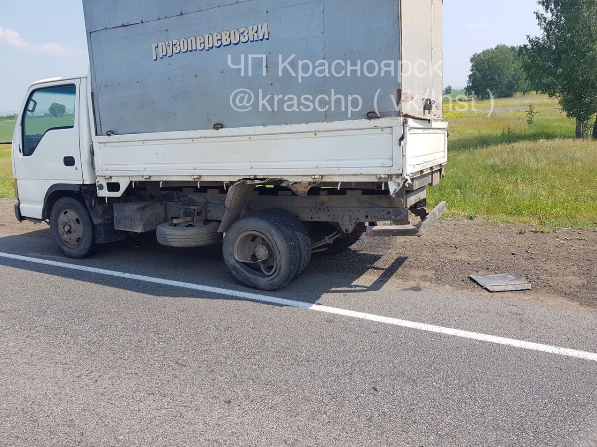 Водитель Toyota «догнал» грузовик. Машина всмятку, есть погибшие (фото) —  Новости Красноярска на 7 канале