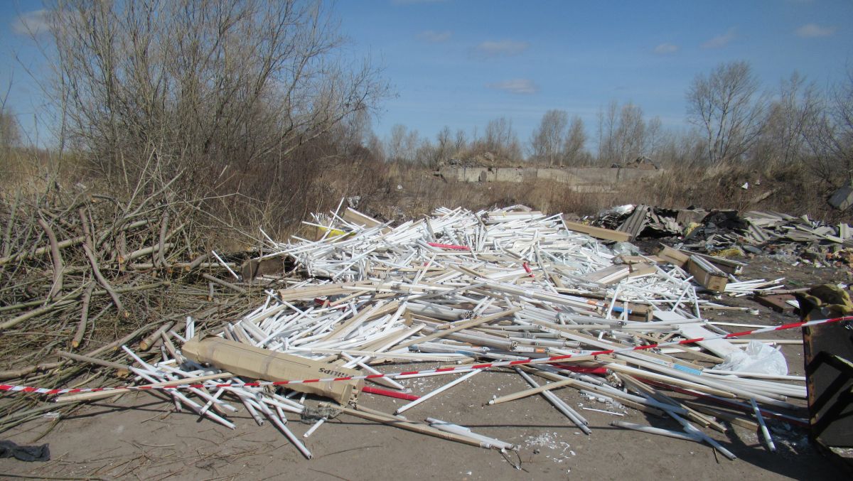 Свалка люминесцентных ламп.jpg Свалка люминесцентных ламп.jpg