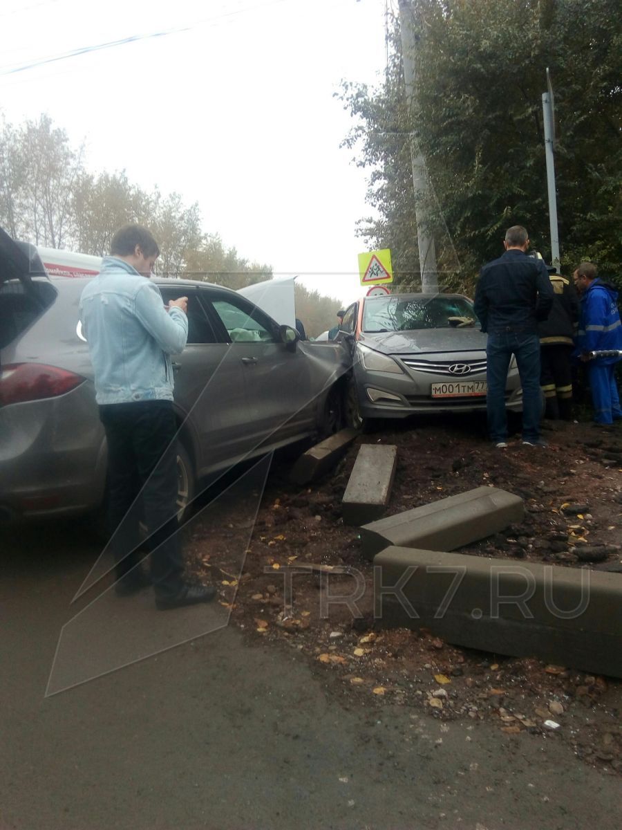 Девушка за рулем «Делимобиля» не уступила «Поршу» и пострадала в ДТП вместе  с пешеходом (фото) — Новости Красноярска на 7 канале