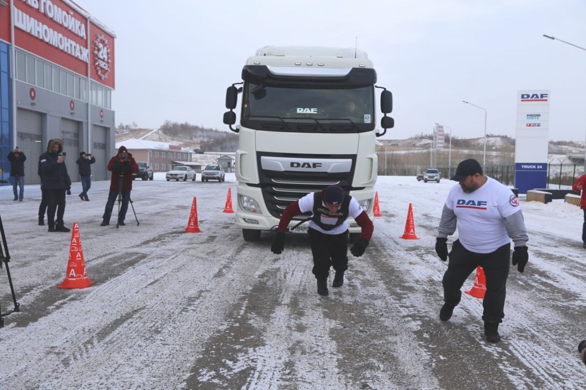 В Красноярске пожарный протащил 8-тонный грузовик и установил рекорд России  — Новости Красноярска на 7 канале