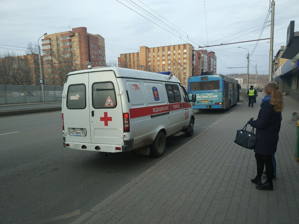 Женщина упала и сломала ребра после резкого торможения маршрутки (фото) —  Новости Красноярска на 7 канале