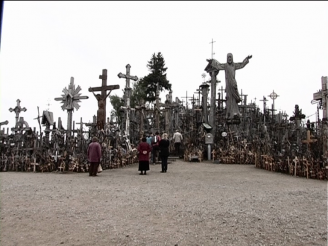 «20 лет врозь»: зачем литовцы приносят кресты на знаменитую гору?