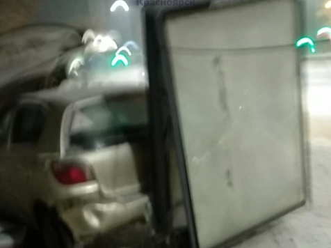 В Красноярске в розыск объявлен водитель, въехавший в остановку на Игарской. Фото: https://vk.com/kraschp