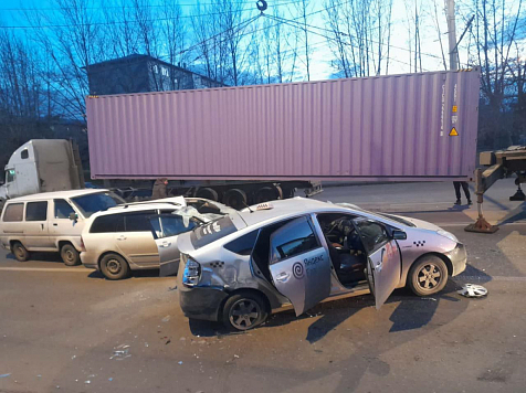 Пять автомобилей столкнулись в Красноярске на улице Калинина. Фото: ГИБДД