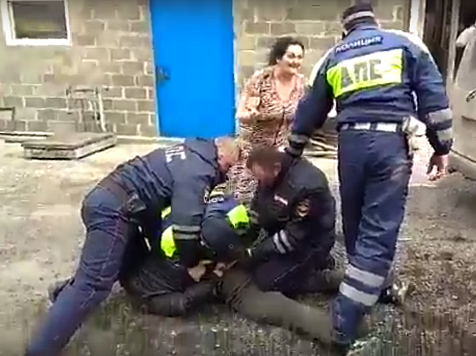 Опубликовано видео задержания  водителя, сбежавшего от инспекторов. Видео "ЧП Красноярск" с vk.com