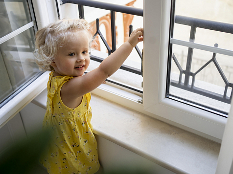 В Красноярском крае 3-летняя девочка выпала из окна двухэтажного дома. Фото: ru.freepik.com