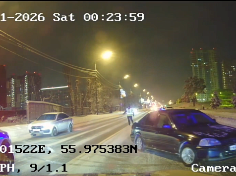 Пьяный водитель вынудил инспекторов открыть огонь в Свердловском районе Красноярска . скриншот: ГАИ Красноярского края