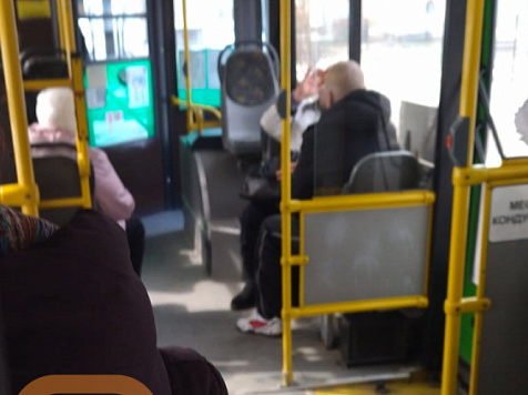 Пристававшего к ребёнку в автобусе красноярца допросили полицейские. Фото: "7 канал Красноярск"