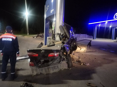 Мужчина за рулем «Хонды Торнео» разбился насмерть на заправочной колонке в Ачинске. Фото: МВД 24