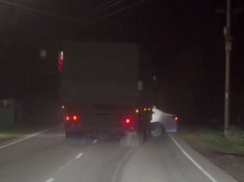 В Красноярском крае пьяный водитель грузовика протаранил ЛЭП и протащил легковушку в кювет. Фото/видео: Госавтоинспекция по краю