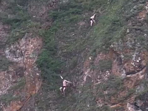 На Мане раздетые отдыхающие скатились по крутой скале в воду (видео). Скриншот: ЧП Красноярск