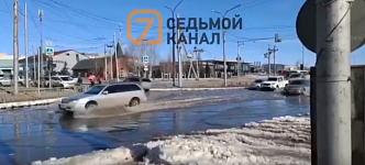 В Красноярске талой водой затопило дорогу и тротуары на перекрестке 9 мая — Шумяцкого
