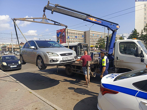 В Красноярске начали эвакуировать авто с нарушениями стоянки у перекрытого центра. Фото: ГИБДД24