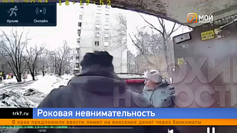 В Новосибирске водитель перепутал педали и вдавил пенсионерку в подъезд 