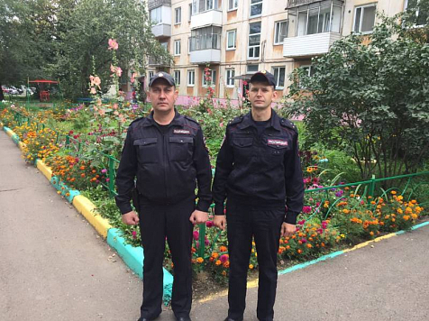 В Красноярске полицейские спасли 80-летнюю пенсионерку из горящей квартиры. Фото: 24.мвд.рф