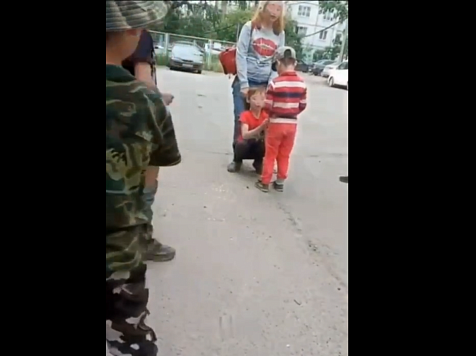 Полиция изъяла детей из семьи красноярки, поставившей на колени чужого ребёнка. Фото: https://vk.com/glavnnovosti