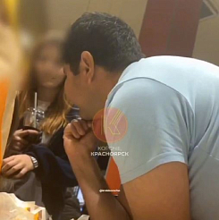 В Красноярске мужчина в странном состоянии приставал к несовершеннолетним девочкам в кафе