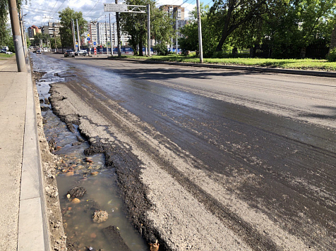 Мэрия Красноярска все-таки разрешила укладывать асфальт в дождь . Фото автора