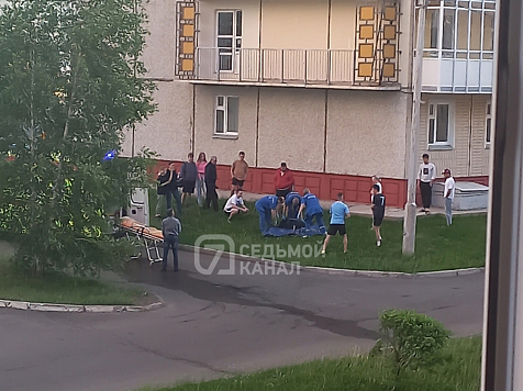 В Красноярске из окна десятиэтажного общежития выпала студентка. Фото: очевидцы