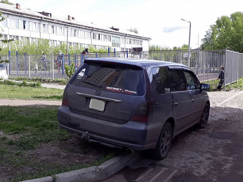В Кировском районе более чем на 1,4 млн рублей оштрафовали водителей за парковку на газонах. Фото: мэрия