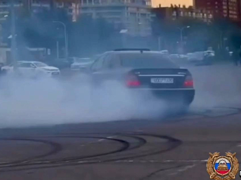Водителя Мерседеса из Красноярска оштрафовали за дрифт в общественном месте: не помогли ни лайки, ни количество просмотров. Фото, видео: ТГ-Госавтоинспекция24