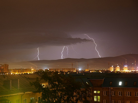 Грозы и сильный ветер приходят в Красноярск во вторник. Фото: Антон Шапошников