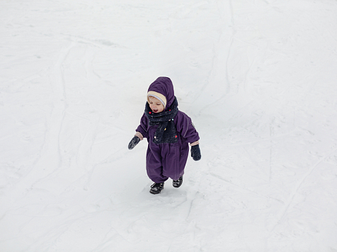 В Канске ребёнок гулял по льдине — его увели спасатели. Фото: ru.freepik.com