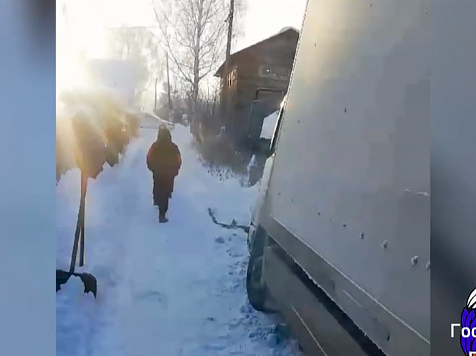 Полицейские вместе с жителем Красноярска спасли застрявшего водителя фуры из Дагестана. Скриншот видео: t.me/mvd_24