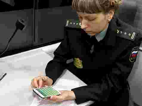 Приставы выследили самозанятого должника, записавшись к нему на стрижку. Фото на превью: r24.fssprus.ru