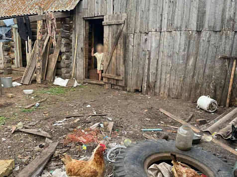 В Красноярском крае мать ушла погулять и оставила пятерых детей в грязном доме без еды и одежды. Фото: МВД 24