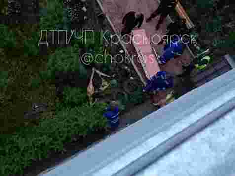 Мужчина выпал c пятого этажа и попросил закурить (фото). Фото: instagram.com/chp.kras