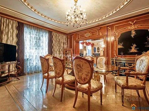 В Красноярске за 42 млн рублей продают похожую на Эрмитаж 5-комнатную квартиру					     title=