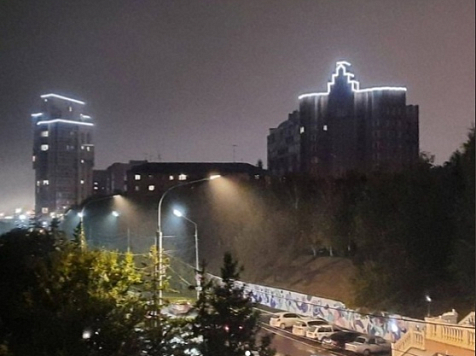В Железнодорожном районе Красноярска на одном из домов появилась контурная подсветка. Фото: instagram.com/eremin__krsk