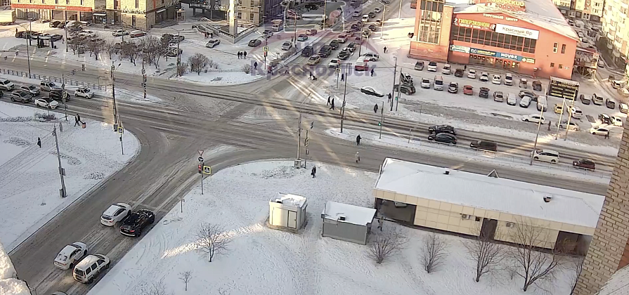 Водитель снес пешеходов на тротуаре в Красноярске 