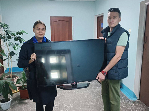 В Дивногорске полицейские вернули мужчине украденный из его квартиры телевизор . Фото: МВД 24