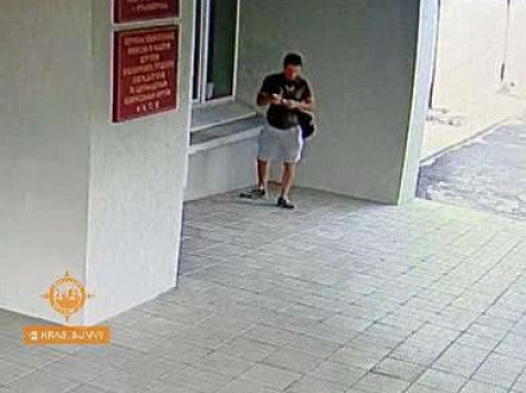 Красноярец написал на окнах администрации Советского района просьбу отремонтировать дороги. Фото: Наш мкрн Солнечный / t.me