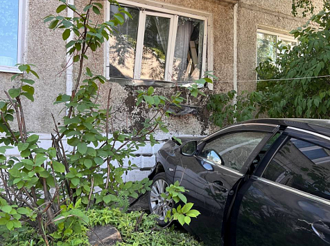 В Лесосибирске хозяйке квартиры, в окно которой влетела Mazda, отказали в оплате ремонта. Фото: Анна Щвецова