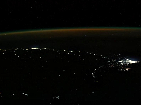 Космонавт из Красноярского края снял с орбиты завораживающее северное сияние. Фото: скриншот с видео Кирилла Пескова/Телеграм