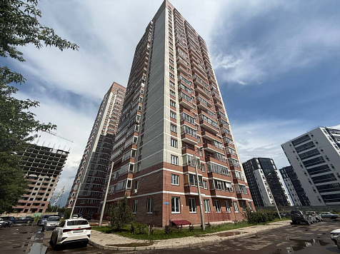 Жители высотки на Судостроительной второй день живут без воды. Фото: Илья Зайцев