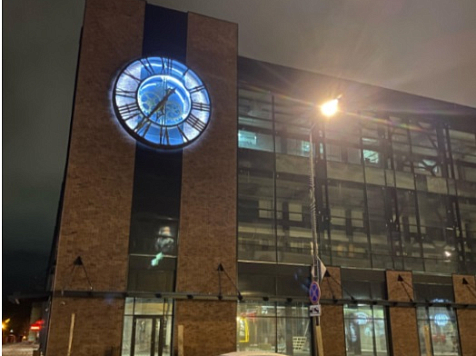 На многоуровневую парковку в центре Красноярска заказывают витражное остекление за 17,1 млн. Фото: хожу брожу / 2GIS